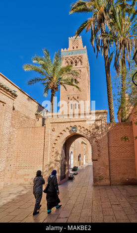 MOROCCO MARRAKECH THE KOUTOUBIA MOSQUE EARLY MORNING WITH ARCHWAY AND PEOPLE Stock Photo