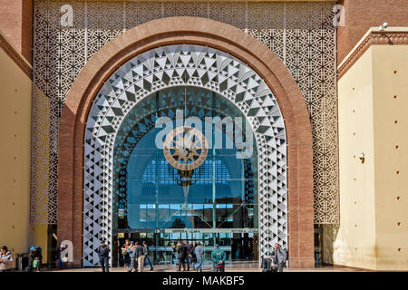 MOROCCO MARRAKECH THE RAILWAY STATION MAIN ENTRANCE WITH ARCHWAY AND CLOCK Stock Photo