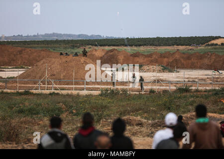 Israeli soldiers fire tear gas at Palestinian protesters during clashes along the borders between Israel and Gaza, east of Khan Yunis, southern Gaza Strip, 03 April 2018. Photo: Wissam Nassar/dpa Stock Photo