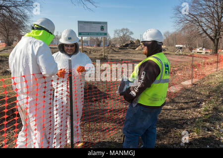 Detroit, Michigan - Workers set up a fence around Collins Park as the Environmental Protection Agency removes lead-contaminated soil. The contaminatio Stock Photo