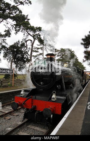Steam Train 7903 Foremarke Hall in Broadway Station with people taking photos Stock Photo