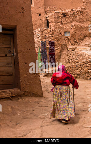 Old berber woman at narrow street of Ait Ben Haddou village, UNESCO world heritage site in Morocco Stock Photo