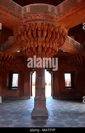 Lotus shaped carved red sandstone central pillar of the Diwan-i-Khas ( Hall of Private Audience ) Fatephur Sikri Agra District Uttar Pradesh India Stock Photo