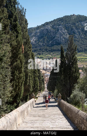 Mallorca, Pollenca, Puig del Calvari, Treppe zum Kalvarienberg. Blick vom Oratorium auf die Stadt und die Landschaft Stock Photo