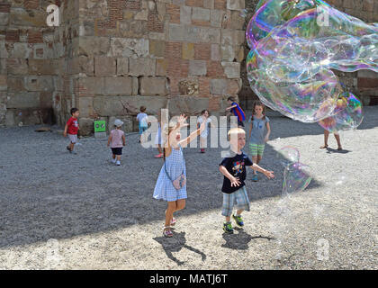 Barcelona, Catalonia, Spain, Europe. 30. 06. 2017. Children are playing with bubbles in the Gothic Quarter in Barcelona. Stock Photo