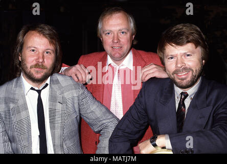 Frem se tv pence Tim Rice with Benny Anderson and Björn Ulvaeus of ABBA at the Chess press  conference in London 1986 Stock Photo - Alamy