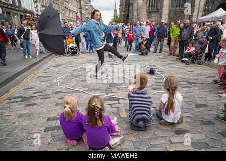 Children viewing a Street Performer on High Street during Fringe Festival Stock Photo