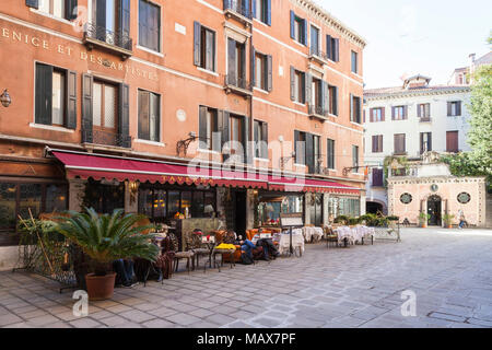 Taverna La Fenice, Campiello la Fenice, San Marco, Venice, Veneto, Italy with its comfortable outdoor lounge area with armchairs Stock Photo