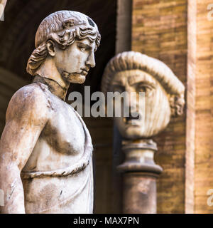 Ancient statues surround the Octagonal Courtyard of the Belvedere Palace, Vatican Museums, Rome, Lazio, Italy. Stock Photo