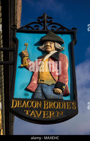 Deacon Brodie's Tavern, Royal Mile, Edinburgh, Scotland; William Brodie, famous 18thC robber and burglar, eventually hanged Stock Photo