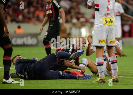 Curitiba, Brazil. 04th Apr, 2018. Santos and Thiago Heleno during Atletico PR x São Paulo FC, match for the 4th phase of the Brazil Cup, held at the Arena da Baixada in Curitiba, PR. Credit: Reinaldo Reginato/FotoArena/Alamy Live News Stock Photo