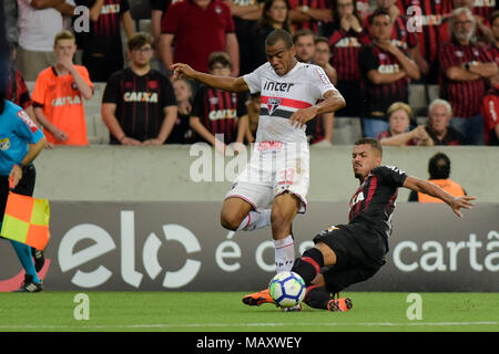 Curitiba, Brazil. 04th Apr, 2018. Regis and Carleto during Atletico PR x São Paulo FC, match for the 4th phase of the Brazil Cup, held at the Arena da Baixada in Curitiba, PR. Credit: Reinaldo Reginato/FotoArena/Alamy Live News Stock Photo