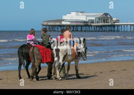 Blackpool Lancashire. 5th Apr, 2018. UK Weather:  Sunny start to the day on the Fylde Coast as holidaymakers enjoy he warm sunshine on the seafront promenade. Credit: MediaWorldImages/AlamyLiveNews Stock Photo