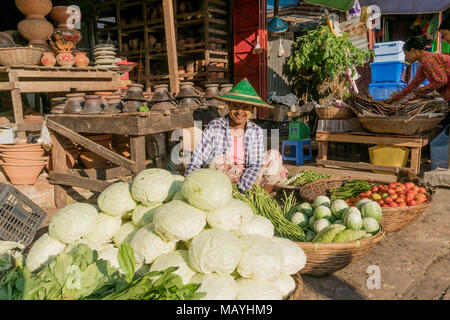 Markt in Hpa-an, Myanmar, Asien  |  Market in Hpa-an, Myanmar, Asia Stock Photo