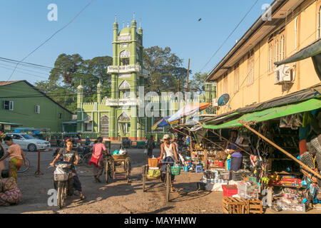 Moschee und Markt in Hpa-an, Myanmar, Asien  | mosque and  Market in Hpa-an, Myanmar, Asia Stock Photo