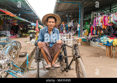 Rikschafahrer auf dem Markt in Hpa-an, Myanmar, Asien  | Rickshaw driver on the  Market in Hpa-an, Myanmar, Asia Stock Photo