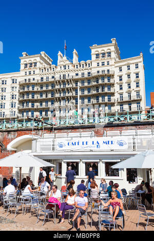 England, East Sussex, Brighton, Beachfront Cafe Scene Stock Photo