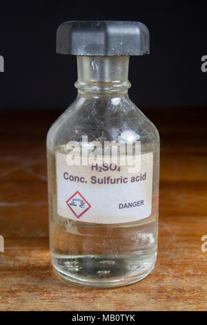 Acido solforico bottiglia Foto stock - Alamy