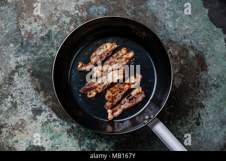 https://l450v.alamy.com/450v/mb167y/fried-bacon-in-frying-cooking-pan-on-metal-background-mb167y.jpg