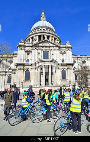 London, England, UK. Children's cycling tour at St Paul's Cathedral Stock Photo