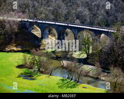 Peak District National Park. 5th Apr, 2018. UK Weather: visitors, walkers & cyclists enjoying the glorious sunshine on Thursday after the wet Easter Bank Holiday break along the Monsal Trail at Monsal Head & viaduct near Ashford on the Water & Bakewell in the Peak District National Park Credit: Doug Blane/Alamy Live News