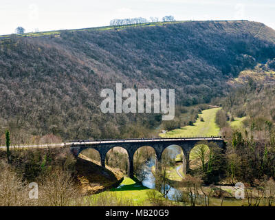 Peak District National Park. 5th Apr, 2018. UK Weather: visitors, walkers & cyclists enjoying the glorious sunshine on Thursday after the wet Easter Bank Holiday break along the Monsal Trail at Monsal Head & viaduct near Ashford on the Water & Bakewell in the Peak District National Park Credit: Doug Blane/Alamy Live News Stock Photo