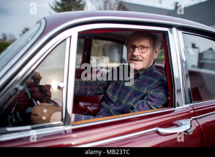Wolfsburg, Germany. 27th Mar, 2018. 27 March 2018, Germany, Wolfsburg: Vintage car collector Horst F. Beilharz sits inside his Jaguar S-Type. Credit: Hauke-Christian Dittrich/dpa/Alamy Live News Stock Photo