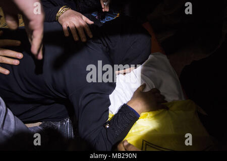 Gaza City, The Gaza Strip, Palestine. 6th Apr, 2018. Relatives of 30-year-old Thaer Rabaa, who was shot and killed by Israeli troops during the ongoing protest along the Gaza Strip border with Israel, mourn during his funeral in Jabalya refugee camp in the northern Gaza Strip on 6 April 2018. Credit: Mahmoud Issa/Quds Net News/ZUMA Wire/Alamy Live News Stock Photo