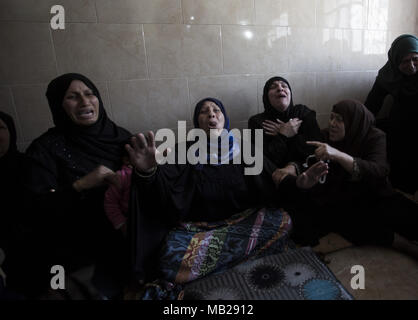 Gaza City, The Gaza Strip, Palestine. 6th Apr, 2018. Relatives of 30-year-old Thaer Rabaa, who was shot and killed by Israeli troops during the ongoing protest along the Gaza Strip border with Israel, mourn during his funeral in Jabalya refugee camp in the northern Gaza Strip on 6 April 2018. Credit: Mahmoud Issa/Quds Net News/ZUMA Wire/Alamy Live News Stock Photo