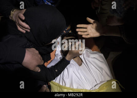 Gaza City, The Gaza Strip, Palestine. 6th Apr, 2018. Relatives of 30-year-old Thaer Rabaa, who was shot and killed by Israeli troops during the ongoing protest along the Gaza Strip border with Israel, mourn during his funeral in Jabalya refugee camp in the northern Gaza Strip on 6 April 2018. Credit: Mahmoud Issa/Quds Net News/ZUMA Wire/Alamy Live News Stock Photo