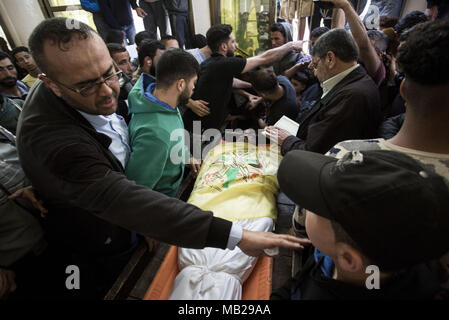 Gaza City, The Gaza Strip, Palestine. 6th Apr, 2018. Relatives of 30-year-old Thaer Rabaa, who was shot and killed by Israeli troops during the ongoing protest along the Gaza Strip border with Israel, mourn during his funeral in Jabalya refugee camp in the northern Gaza Strip on 6 April 2018. Credit: Mahmoud Issa/Quds Net News/ZUMA Wire/Alamy Live News Stock Photo