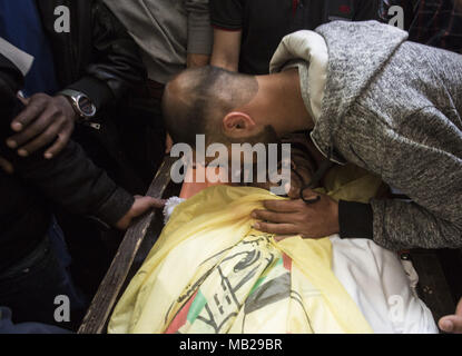 Gaza City, The Gaza Strip, Palestine. 6th Apr, 2018. Relatives of 30-year-old Thaer Rabaa, who was shot and killed by Israeli troops during the ongoing protest along the Gaza Strip border with Israel, mourn during his funeral in Jabalya refugee camp in the northern Gaza Strip on 6 April 2018. Credit: Mahmoud Issa/Quds Net News/ZUMA Wire/Alamy Live News Stock Photo