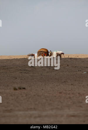 A somali hut called aqal in the desert, Awdal region, Lughaya, Somaliland Stock Photo