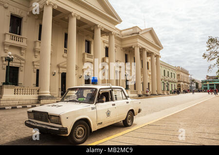 Santa Clara, Cuba - Decembere 10, 2017: Cuban police car in the square in Santa Clara on a Sunday in December Stock Photo