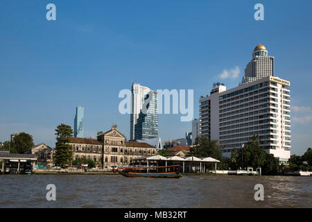 View from Mae Nam Chao Phraya to Mandarin Oriental Hotel and Lebua At State Tower, middle facade Old Custom House, Bangkok Stock Photo