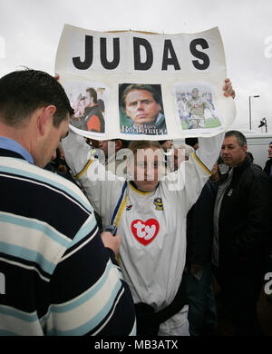 Portsmouth fans protest against former manager Harry Redknapp after he joins arch rivals Southampton in 2005, the two meet at St Marys to battle it out in the FA cup. Stock Photo