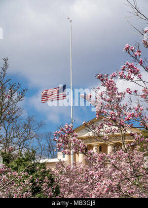 Arlington House, The Robert E. Lee Memorial, at Alington Cemetery in Virginia. Also known as the Custis-Lee Mansion. The flag is at half-mast Stock Photo