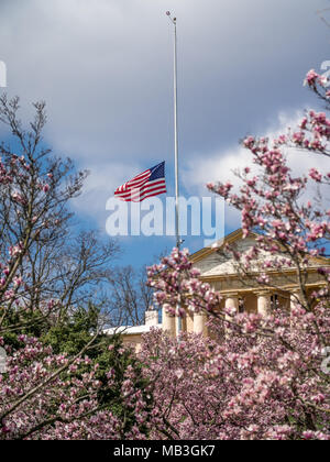 Arlington House, The Robert E. Lee Memorial, at Alington Cemetery in Virginia. Also known as the Custis-Lee Mansion. The flag is at half-mast Stock Photo