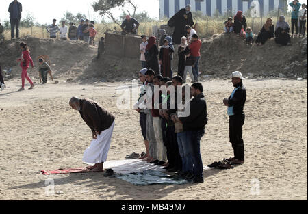 Gaza City, The Gaza Strip, Palestine. 6th Apr, 2018. Palestinian Muslims pray during a demonstration in the city of Khiam along Israel's border with Gaza, demanding the right to return to their homeland The protests of the city of Khiam on the border between Israel and Gaza - 06 April 2018 Credit: Mahmoud Issa/Quds Net News/ZUMA Wire/Alamy Live News Stock Photo