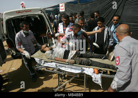 Gaza, Palestine. 6th Apr, 2018. Wounded tended to during clashes with Israeli security forces during clashes on the Gaza-Israel border following a protest, east of Khan Yunis, in the southern Gaza Strip on April 6, 2018. Clashes erupted on the Gaza-Israel border a week after similar demonstrations led to violence in which Israeli force killed 19 Palestinians, the bloodiest day since a 2014 war. Credit: Awakening Photo Agency/Alamy Live News Stock Photo