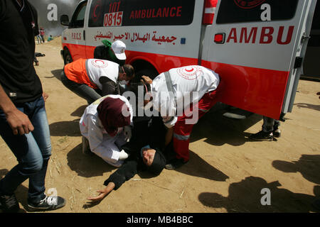 Gaza, Palestine. 6th Apr, 2018. Wounded tended to during clashes with Israeli security forces during clashes on the Gaza-Israel border following a protest, east of Khan Yunis, in the southern Gaza Strip on April 6, 2018. Clashes erupted on the Gaza-Israel border a week after similar demonstrations led to violence in which Israeli force killed 19 Palestinians, the bloodiest day since a 2014 war. Credit: Awakening Photo Agency/Alamy Live News Stock Photo