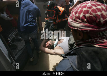 Gaza, Palestine. 6th Apr, 2018. Wounded tended to during clashes with Israeli security forces during clashes on the Gaza-Israel border following a protest, east of Khan Yunis, in the southern Gaza Strip on April 6, 2018. Clashes erupted on the Gaza-Israel border a week after similar demonstrations led to violence in which Israeli force killed 19 Palestinians, the bloodiest day since a 2014 war. Credit: Awakening Photo Agency/Alamy Live News Stock Photo