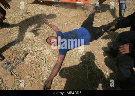 Gaza, Palestine. 6th Apr, 2018. Wounded tended to during clashes with Israeli security forces during clashes on the Gaza-Israel border following a protest, east of Khan Yunis, in the southern Gaza Strip on April 6, 2018. Clashes erupted on the Gaza-Israel border a week after similar demonstrations led to violence in which Israeli force killed 19 Palestinians, the bloodiest day since a 2014 war. Credit: Awakening Photo Agency/Alamy Live News Stock Photo