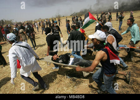 Gaza, Palestine. 6th Apr, 2018. Wounded tended to during clashes with Israeli security forces during clashes on the Gaza-Israel border following a protest, east of Khan Yunis, in the southern Gaza Strip on April 6, 2018. Clashes erupted on the Gaza-Israel border a week after similar demonstrations led to violence in which Israeli force killed 19 Palestinians, the bloodiest day since a 2014 war. Credit: Awakening Photo Agency/Alamy Live News Stock Photo