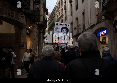 Barcelona, Catalonia, Spain. 6th April, 2018. April 6, 2018 - Barcelona, Catalonia, Spain - In Barcelona streets people demonstrating for the release of imprisoned Catalan leaders carry banners of Carles Puigdemont. A German court has released former Catalan president Carles Puigdemont on bail and rejected the charge of rebellion. Puigdemont called for the 'immediate release' of all imprisoned Catalan leaders  as he left Neumunster prison. Credit:  Jordi Boixareu/Alamy Live News Stock Photo