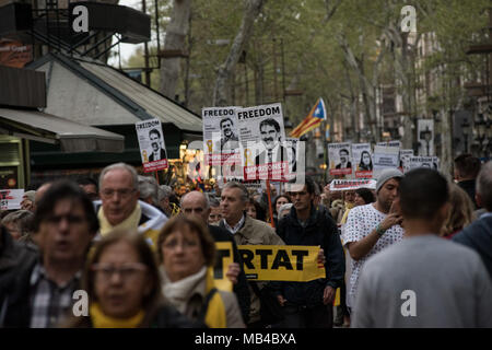 Barcelona, Catalonia, Spain. 6th April, 2018. April 6, 2018 - Barcelona, Catalonia, Spain - In Barcelona streets people demonstrate for the release of imprisoned Catalan leaders. A German court has released former Catalan president Carles Puigdemont on bail and rejected the charge of rebellion. Puigdemont called for the 'immediate release' of all imprisoned Catalan leaders  as he left Neumünster prison. Credit:  Jordi Boixareu/Alamy Live News Stock Photo