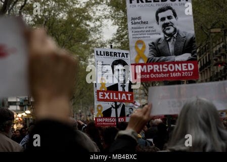 Barcelona, Catalonia, Spain. 6th April, 2018. April 6, 2018 - Barcelona, Catalonia, Spain -  In Barcelona streets people demonstrating for the release of imprisoned Catalan politicians carry banners of Carles Puigdemont and other independentist leaders. A German court has released former Catalan president Carles Puigdemont on bail and rejected the charge of rebellion. Puigdemont called for the 'immediate release' of all imprisoned Catalan leaders  as he left Neumunster prison. Credit:  Jordi Boixareu/Alamy Live News Stock Photo