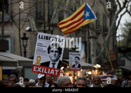 Barcelona, Catalonia, Spain. 6th April, 2018. April 6, 2018 - Barcelona, Catalonia, Spain - In Barcelona streets people demonstrating for the release of imprisoned Catalan leaders carry banners of Carles Puigdemont. A German court has released former Catalan president Carles Puigdemont on bail and rejected the charge of rebellion. Puigdemont called for the 'immediate release' of all imprisoned Catalan leaders  as he left Neumunster prison. Credit:  Jordi Boixareu/Alamy Live News Stock Photo