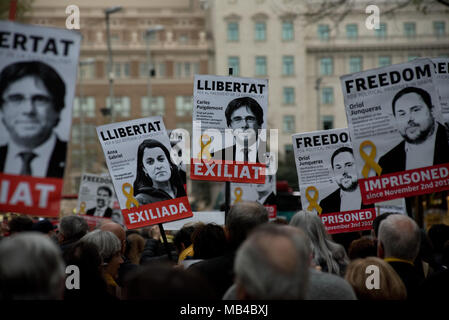 Barcelona, Catalonia, Spain. 6th April, 2018. April 6, 2018 - Barcelona, Catalonia, Spain -  In Barcelona streets people demonstrating for the release of imprisoned Catalan politicians carry banners of Carles Puigdemont and other independentist leaders. A German court has released former Catalan president Carles Puigdemont on bail and rejected the charge of rebellion. Puigdemont called for the 'immediate release' of all imprisoned Catalan leaders  as he left Neumunster prison. Credit:  Jordi Boixareu/Alamy Live News Stock Photo