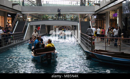 Sampan boat ride for visitors at Marina Bay Sands, Singapore Stock ...